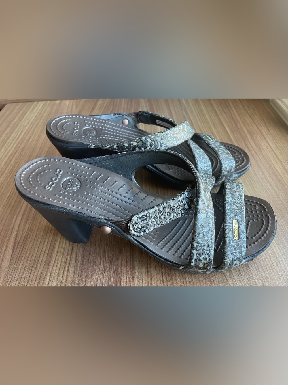 LIKE NEW Crocs Cyprus IV Sparkle Leopard Heel Sandals Size W8 Animal Print